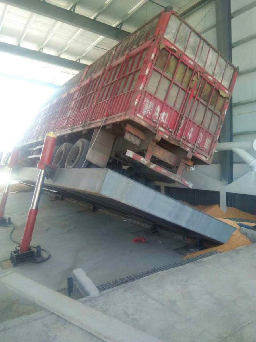 側(cè)翻卸車機(jī)