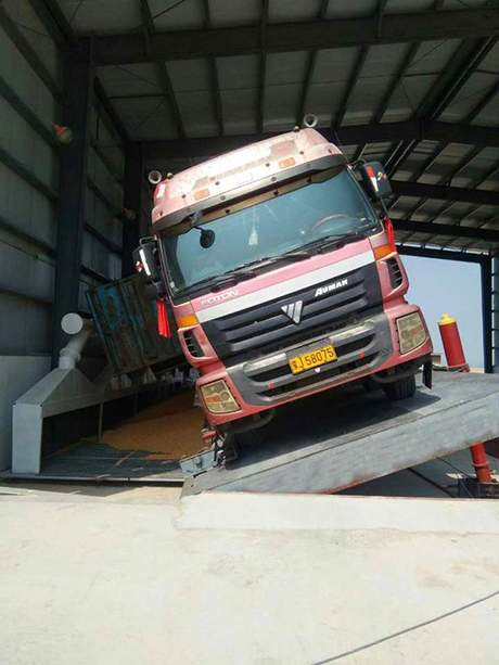 側(cè)翻卸車機(jī)