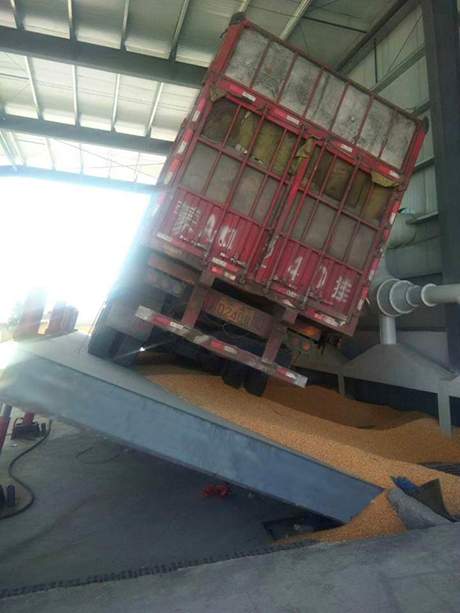 側(cè)翻卸車機(jī)
